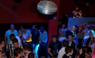Atraktivna Niki Belluci u vodičkom Makina Exit clubu
