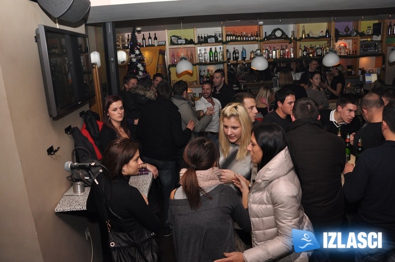 Maat bar - party sa fatalnim plavušama!