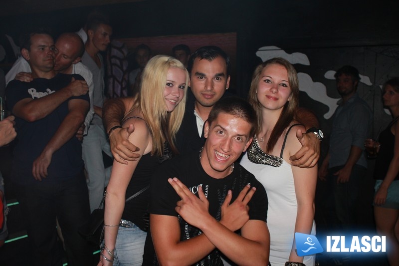 Raspoložena ekipa u Clubu Plava