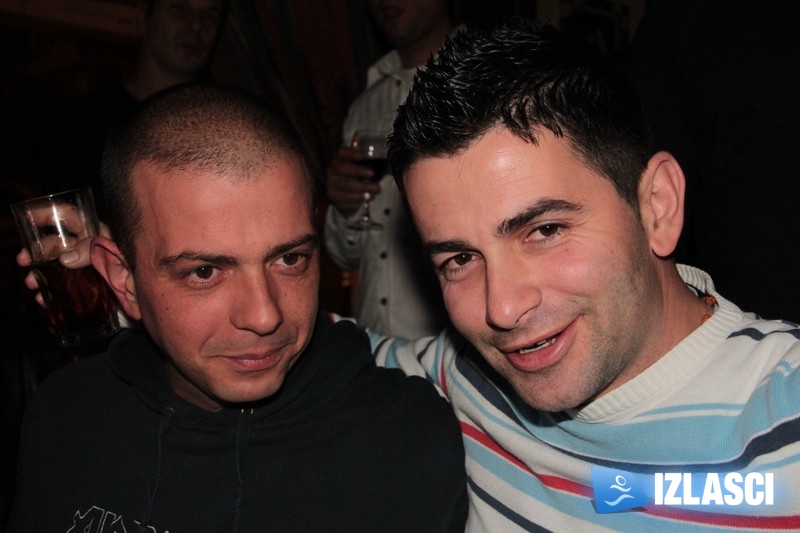 Apsolutno dobar party u Phanas pubu