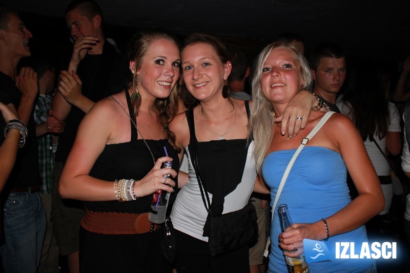 Vrući striptiz u porečkom clubu Plava