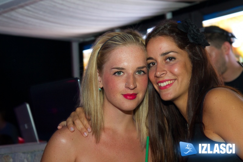 Pjena party u Santos beach clubu