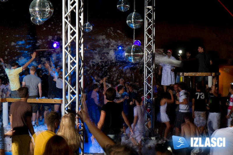 Pjena party u Santos beach clubu
