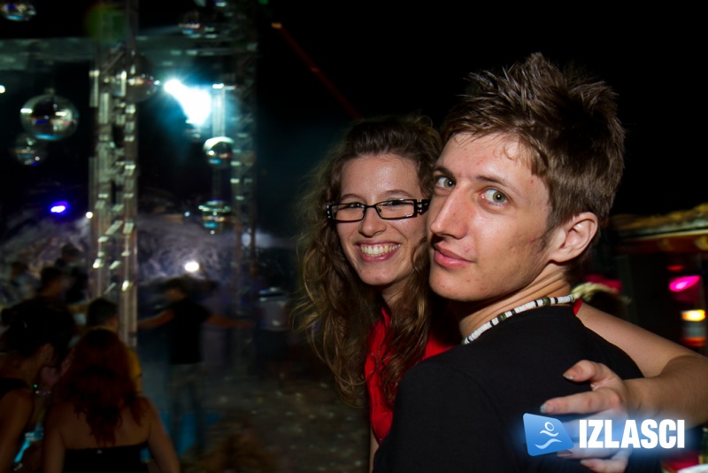 Pjena party u Santos beach clubu
