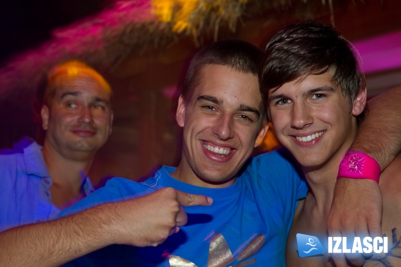 Pjena party u Santos beach clubu