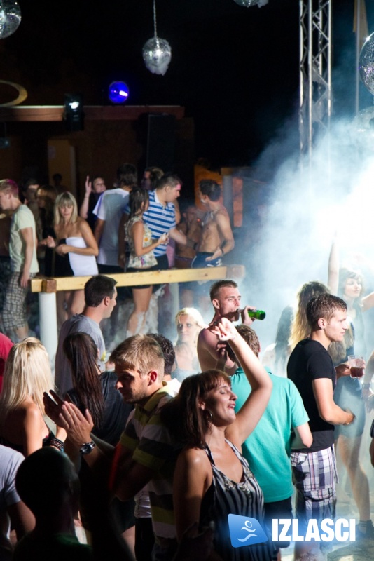 Pjena party u Santos beach clubu