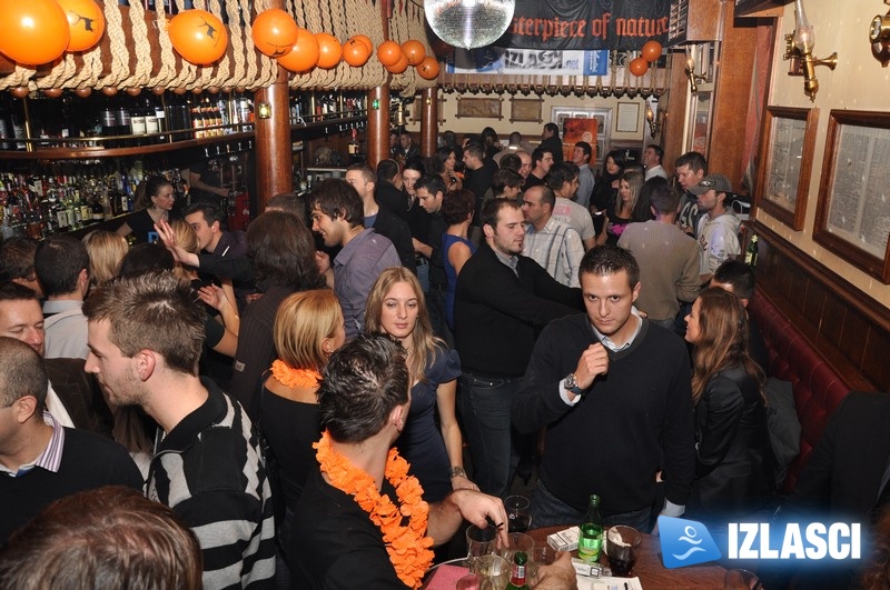 Phanas pub obojen narančasto!
