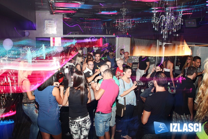 Dok Mystique luduje, Ivana Paris sa curama slavi u VIPu rođendan