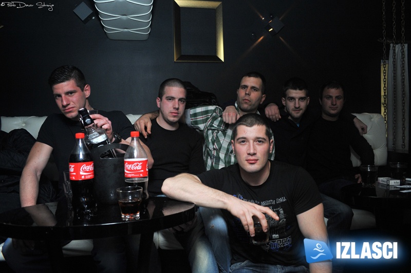 Ludnica u Hitch baru subotom