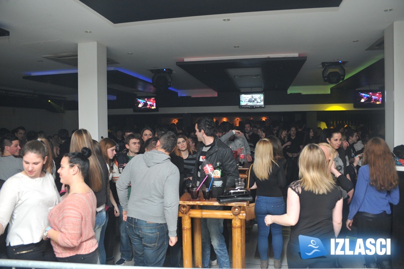 Ludnica u Hitch baru subotom