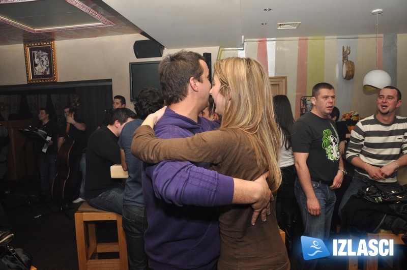 Genijalna atmosfera u Maat baru uz "Razbijače čaša"