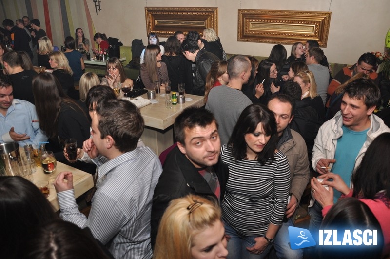 Genijalna atmosfera u Maat baru uz "Razbijače čaša"