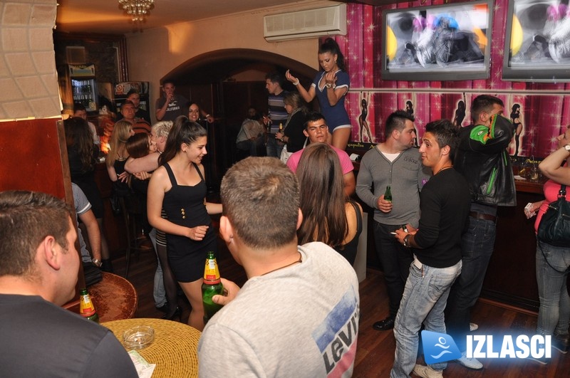 Mornarska zabava i sexy plesačice u Acapulcu