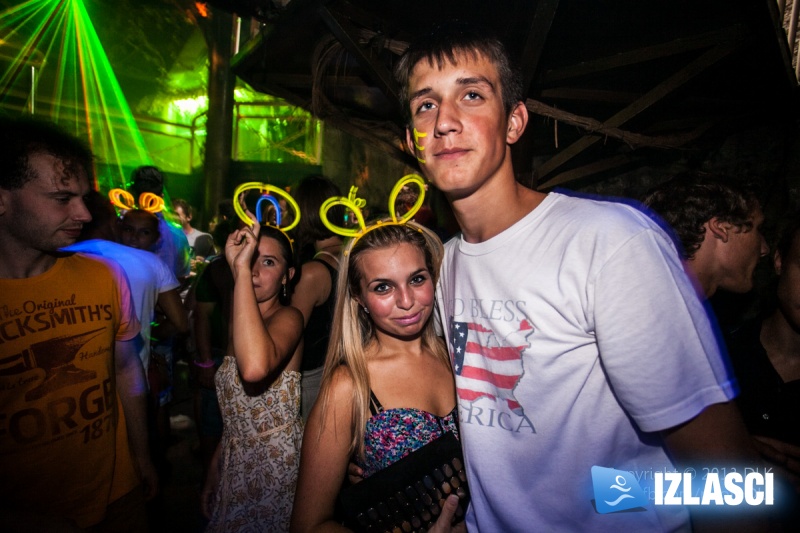Oduševljenje NEON Partyem u clubu Jungle
