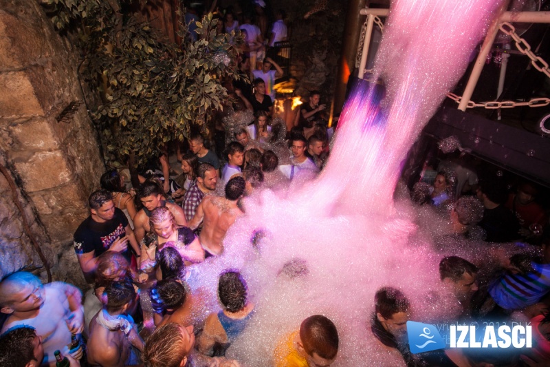 Sexy Foam Party in Jungle
