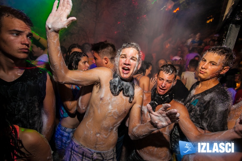 Sexy Foam Party in Jungle