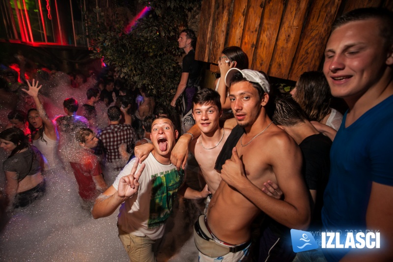 Sexy Foam Party in Jungle