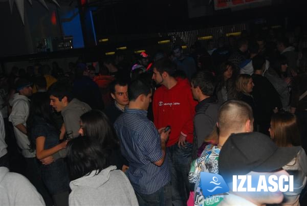 Blackout Lounge ludilo u klubu A2